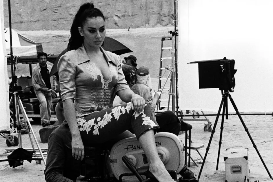 Η Charli XCX Σπάει τα Όρια με την Κυκλοφορία της Νέας της Ταινίας “Music, Fashion, Film”!