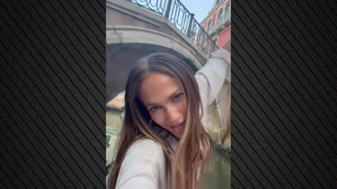 Η Jennifer Lopez αναβίωσε το «Like a Virgin» της Madonna σε γόνδολα στη Βενετία