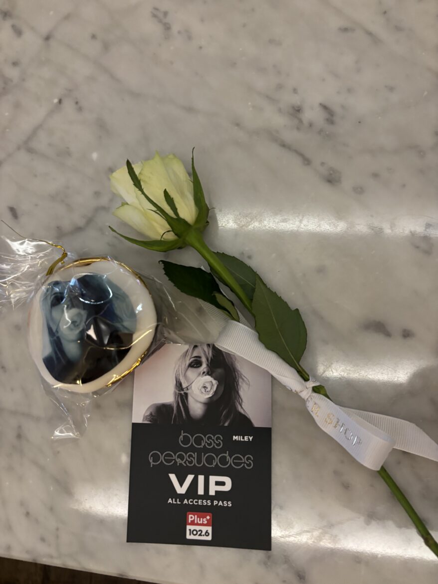 Το «Bass Persuades» της Miley Cyrus μάγεψε τη Θεσσαλονίκη στο exclusive event του Plus Radio 102.6!