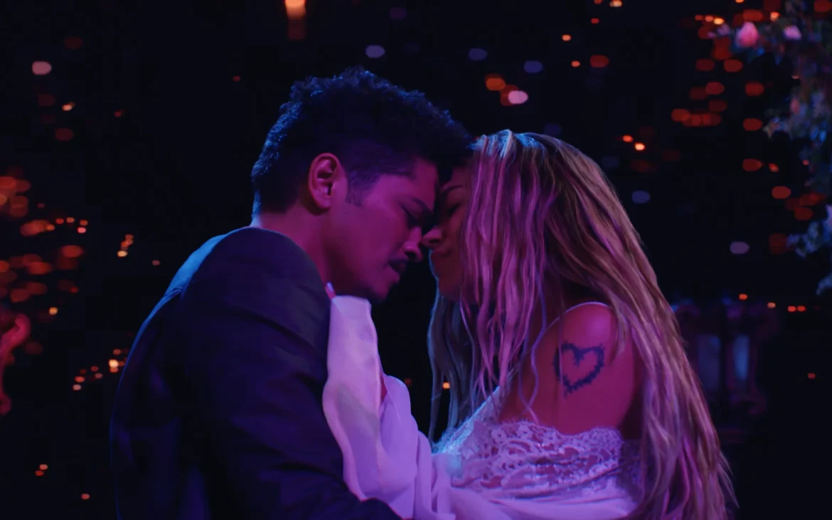Ο Bruno Mars κάνει ονειρική καντάδα στην Karol G στο νέο music video για το Dance With Me
